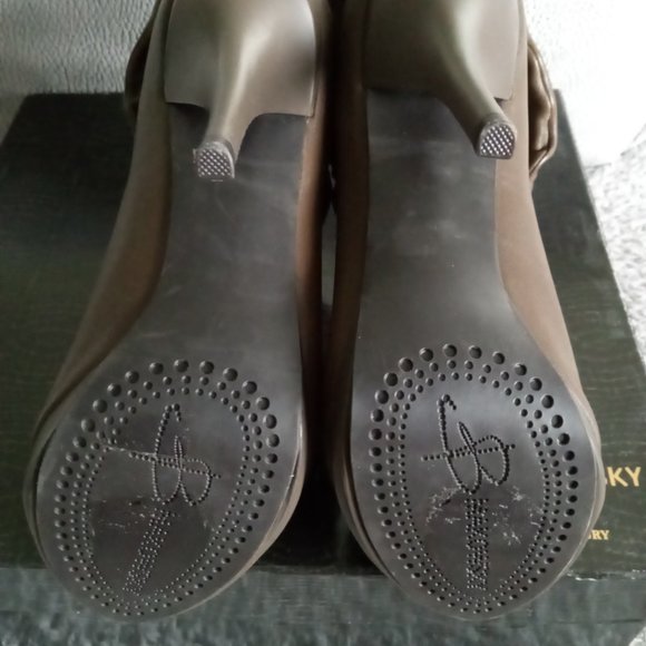 Shoes - Picture 4 of 5